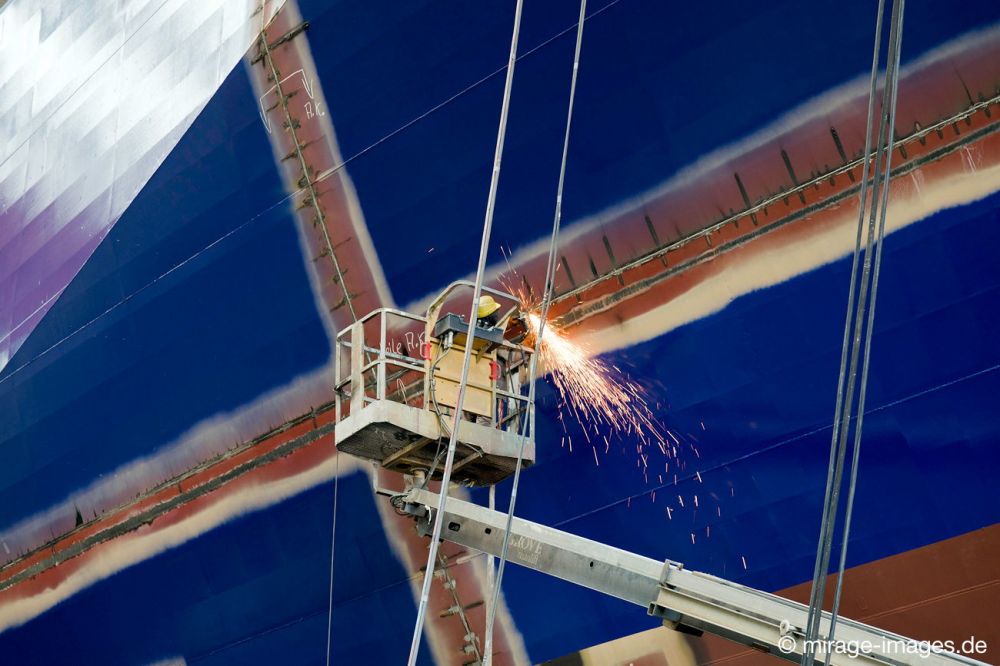 welding operator
Schlüsselwörter: schweißen Industrie Schiff Bau Schweißer Arbeiter Akkord einsam anstrengend Spezialist Facharbeiter Eisen Stahl verbinden Schiffbau anspruchsvoll Schutzgas Funken sprühen verschmelzen Technik Rumpf Aussenhaut 