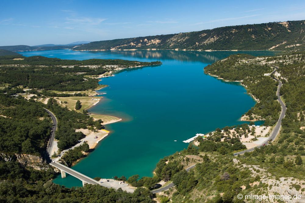 Lac de Sainte-Croix
Alpes-de-Haute-Provence
Schlüsselwörter: Stausee Tourismus Ausflugsziel Freizeit Urlaub Aktivitt Wasser See schwimmen baden sauber klar Naturschutz Attraktion Sommer Sonne Sport Erholung türkis Landschaft Weite Szenerie malerisch Postkarte