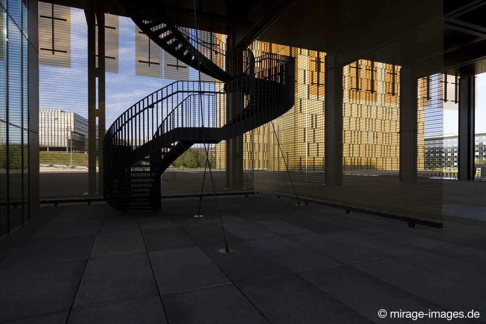 Europäischer Gerichtshof - Cour de justice de l'Union européenne EuGH
Kirchberg Luxemburg
Schlüsselwörter: repräsentativ Prestige Architektur Treppe geschwungen Eisen Stahl Durchsicht Transparenz Justiz Sichtblenden Säulen Pfeiler Durchgang Amt Recht Rechtssprechung Staatsorgan Staatsgewalt Judikative EU Verwaltung gold modern 