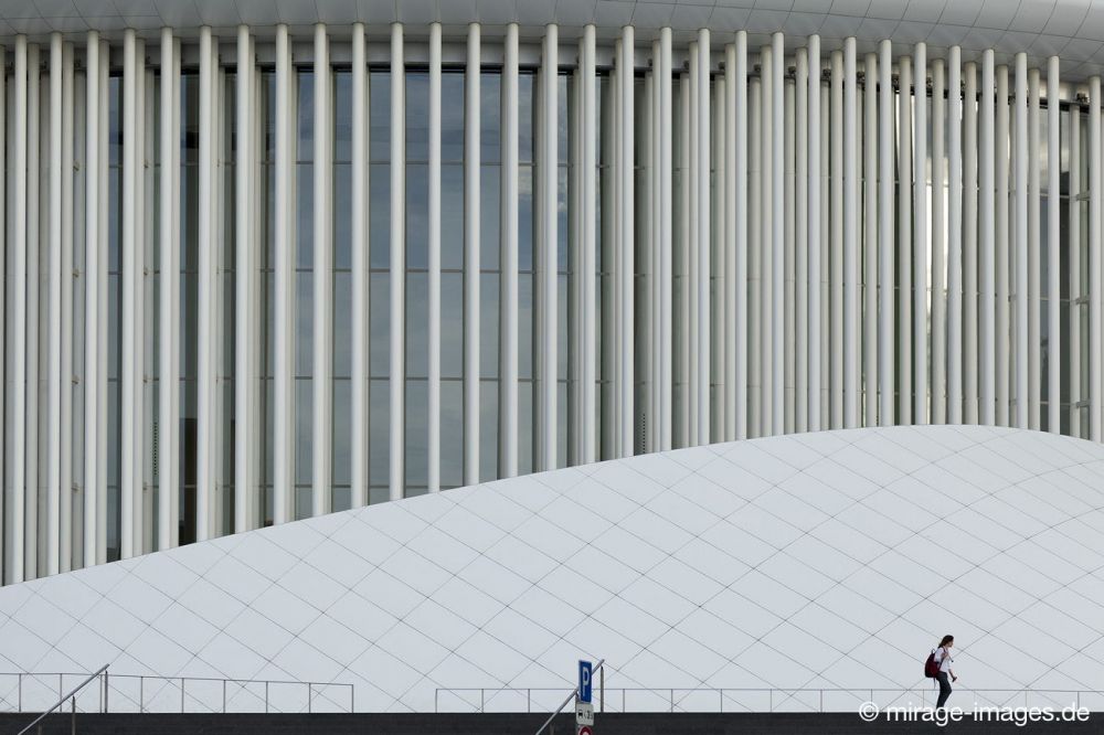 Philharmonie Luxembourg
Luxembourg Kirchberg
Schlüsselwörter: Fassade Gebäude modern Glanz weiss Geometrie geometrisch Struktur Symmetrie schnörkellos kalt makellos Kunst Musik Konzert Klassik Säulen Personen Menschen avantgardistisch leicht Konzerthaus repräsentativ Prestige Tourismus Attraktion Metallkolonnen