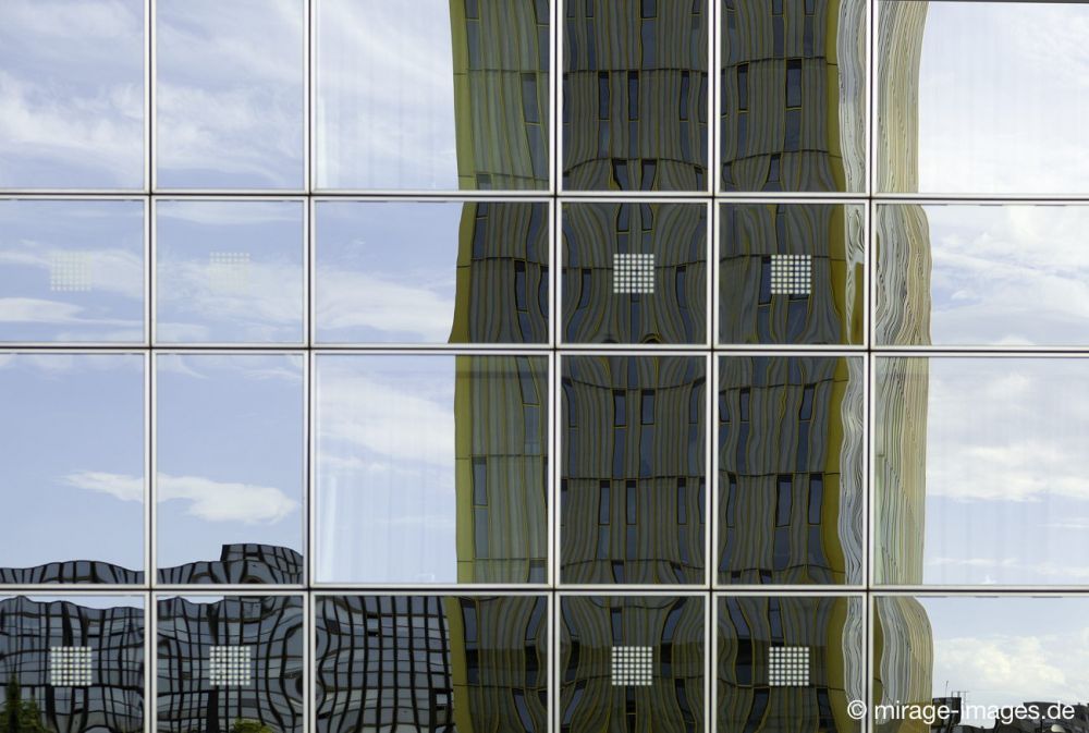 Sofitel
Luxembourg Kirchberg
Schlüsselwörter: Spiegel Glas Fassade Spiegelung Hochhaus verzerrt Himmel europäischer Gerichtshof Architektur Oberfläche glatt kalt modern international urban Turm geometrisch