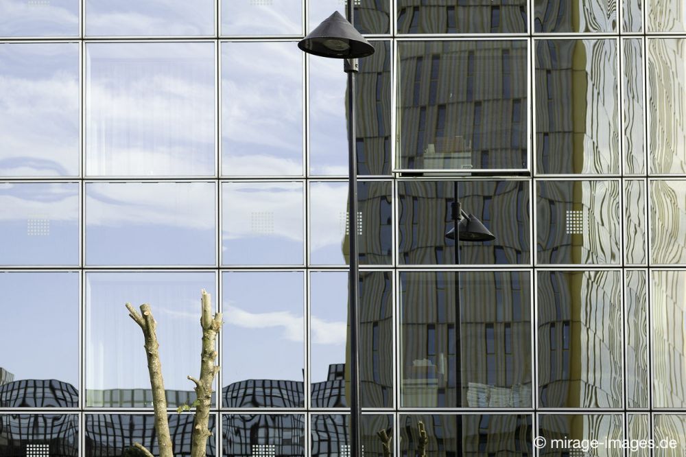 Sofitel
Luxembourg Kirchberg
Schlüsselwörter: Spiegel Glas Fassade Spiegelung Hochhaus verzerrt Himmel europäischer Gerichtshof Architektur Oberfläche glatt kalt modern international urban Turm geometrisch