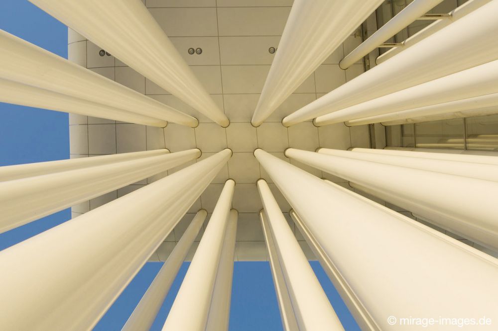 Philharmonie Luxembourg
Luxembourg Kirchberg
Schlüsselwörter: Fassade Gebäude modern Glanz weiss Geometrie geometrisch Struktur Symmetrie schnörkellos kalt makellos Kunst Musik Konzert Klassik Säulen Personen Mensch avantgardistisch leicht Konzerthaus repräsentativ Prestige Tourismus Attraktion Metallkolonnen