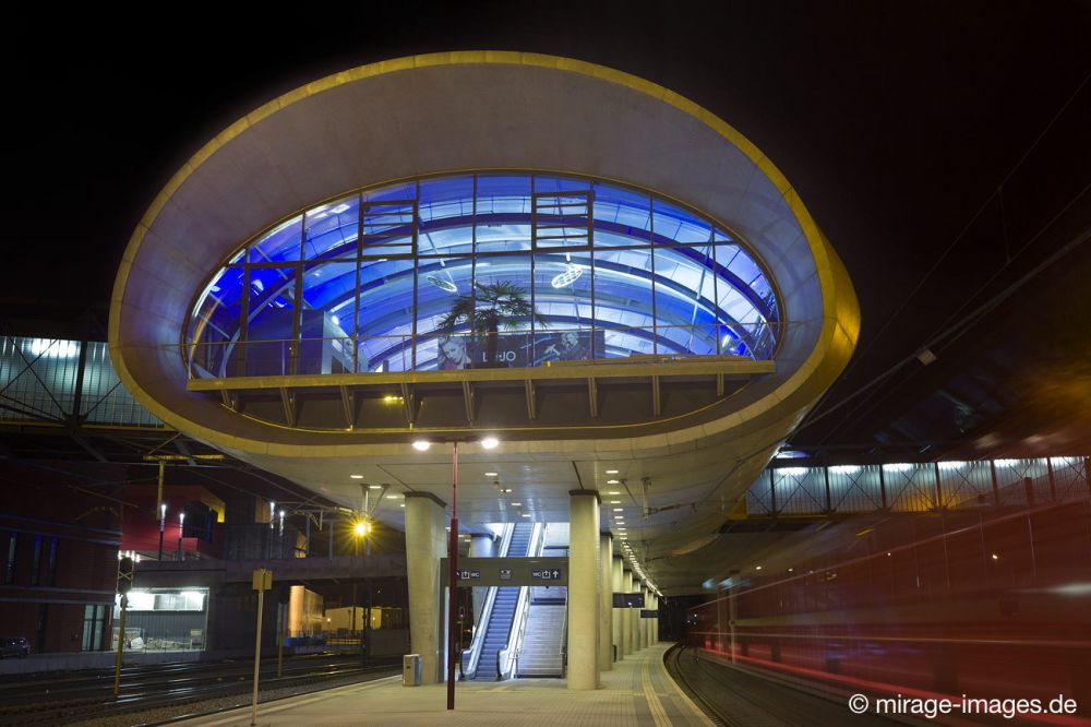Gare Belval Université
Esch-sur-Alzette
Schlüsselwörter: repräsentativ Prestige Architektur nachts farbig blau Infrastruktur Bahnhof futuristisch modern verlassen menschenleer Lichter beleuchtet Wurm Glas Kunstlicht Stadtentwicklung avantgardistisch Avantgarde rund weich Form elegant Überdachung schwebend