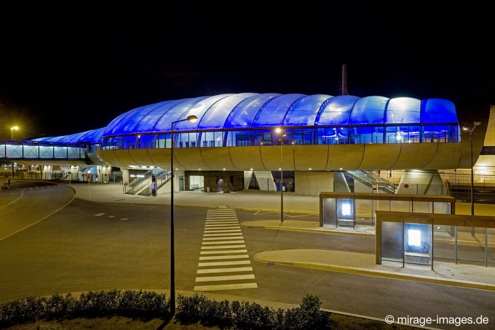 Gare Belval Université
Esch-sur-Alzette
Schlüsselwörter: repräsentativ Prestige Architektur nachts farbig blau Infrastruktur Bahnhof futuristisch modern verlassen menschenleer Lichter beleuchtet Wurm Glas Kunstlicht Stadtentwicklung avantgardistisch Avantgarde rund weich Form elegant Überdachung schwebend
