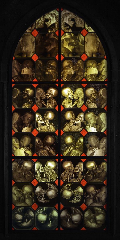 Wim Delvoye Chapelle 2006
Muse d'art moderne Grand-Duc Jean 
Schlüsselwörter: Nichtigkeit Eitelkeit düster Schädel Kapelle Bleiverglasung schwer Metall Kirchenfenster heidnisch Vanitas Gewalt vergänglich vergehen Röntgen Küsse Glas Verfall Dasein gotisch Fenster Skelett Schädel