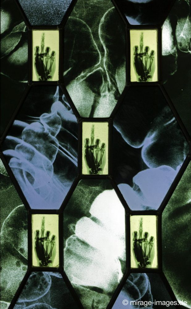 Wim Delvoye Chapelle 2006
Luxembourg Museum for Modern Art 
Schlüsselwörter: Nichtigkeit Eitelkeit dster Schdel Kapelle Bleiverglasung schwer Metall Kirchenfenster heidnisch Vanitas Gewalt vergänglich vergehen Röntgen Hände Glas Verfall Dasein gotisch Fenster Skelett