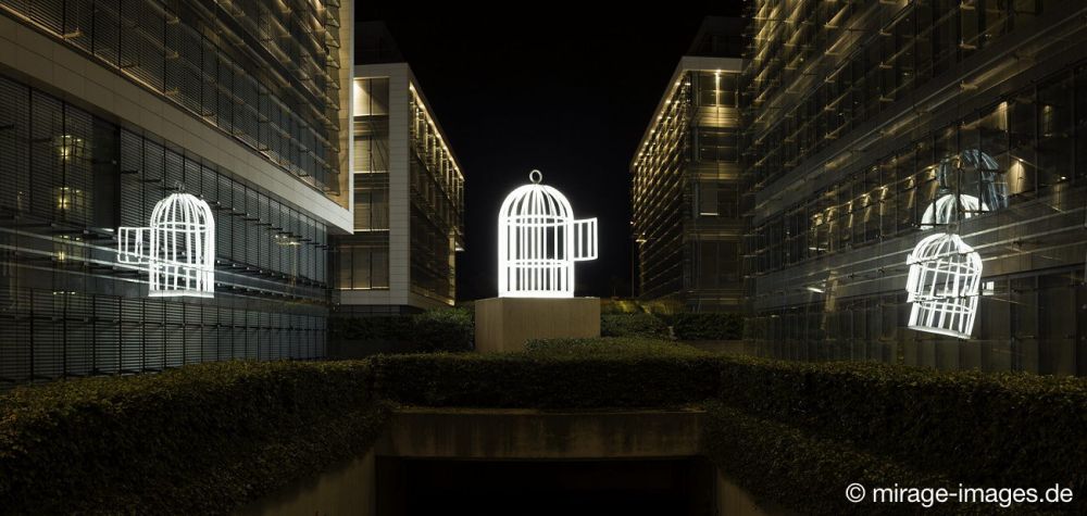 Bird cage Su-Mei Tse 2008
Luxembourg Kirchberg K2
Schlüsselwörter: Kunst Skulptur Plastik beleuchtet Neon Licht Käfig Vogel Symbol Freiheit chinesisch Singvögel Vogelkäfig K2 Installation Poesie poetisch Kirchberg Plateau urban Architektur international Tradition