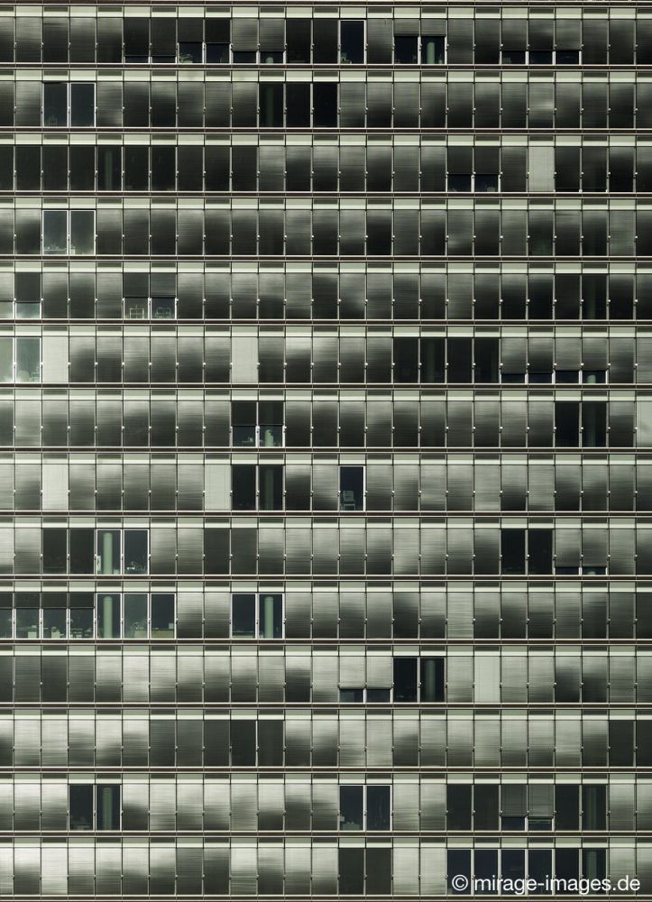 Fassade europäisches Parlament
Luxembourg Kirchberg K2
Schlüsselwörter: Architektur Büro Einfluss Fassade Fenster funktionell Gebäude  Geometrie Glanz Glas Hochhaus Institution Licht makellos modern Place de l'Europe Politik Prestige Reflektion repräsentativ schnörkelos silber Struktur Symmetrie urban Verwaltung Wolke