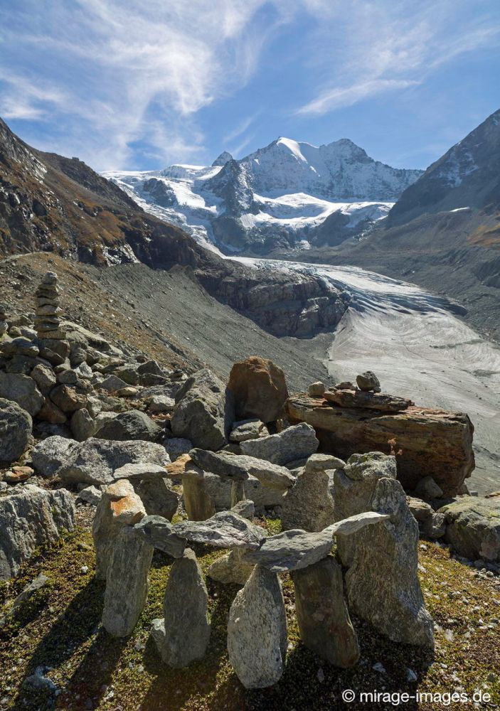 Stonehenge
Glacier de Moiry
Schlüsselwörter: Stein Skulptur Berge Gebirge Weite Natur Landschaft Kunst Gletscher Moräne Steinmännchen Felsen karg einsam Sommer Sonne sonnig menschenleer kunstvoll Komposition Freizeit Spass Freude Spiel gestalten bauen Granit Himmel blau Platz spirituell landart