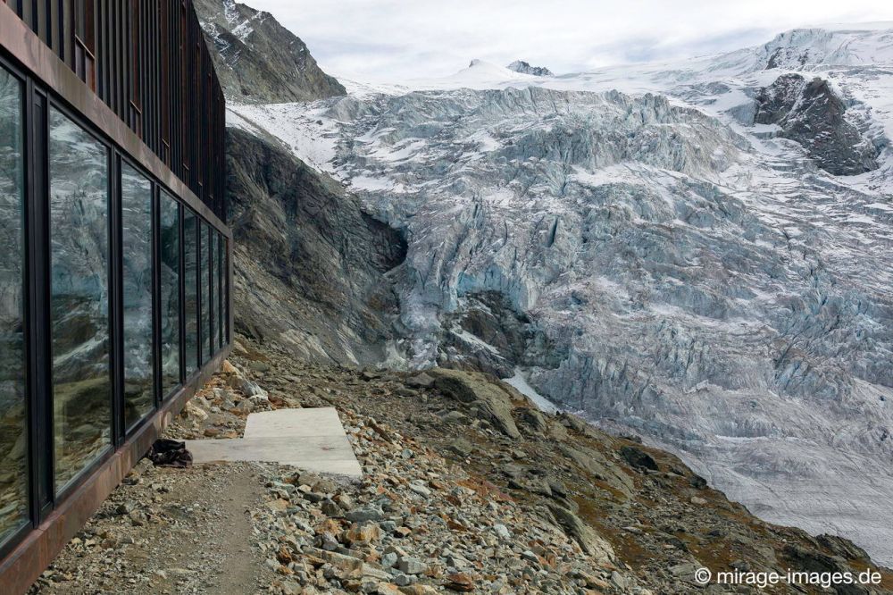 Cabane de Moiry
Schlüsselwörter: Gletscher Eis schmelzen Stein Felsen karg einsam Klima Klimawandel Wärme bizarr rau Spuren Geröll abtauen Naturgewalt kraftvoll schleifen Schleifspuren Erosion grau Pastellfarben Frost frostig erstarrt bewegungslos Hütte  Unterkunft Schutz Spiegelung