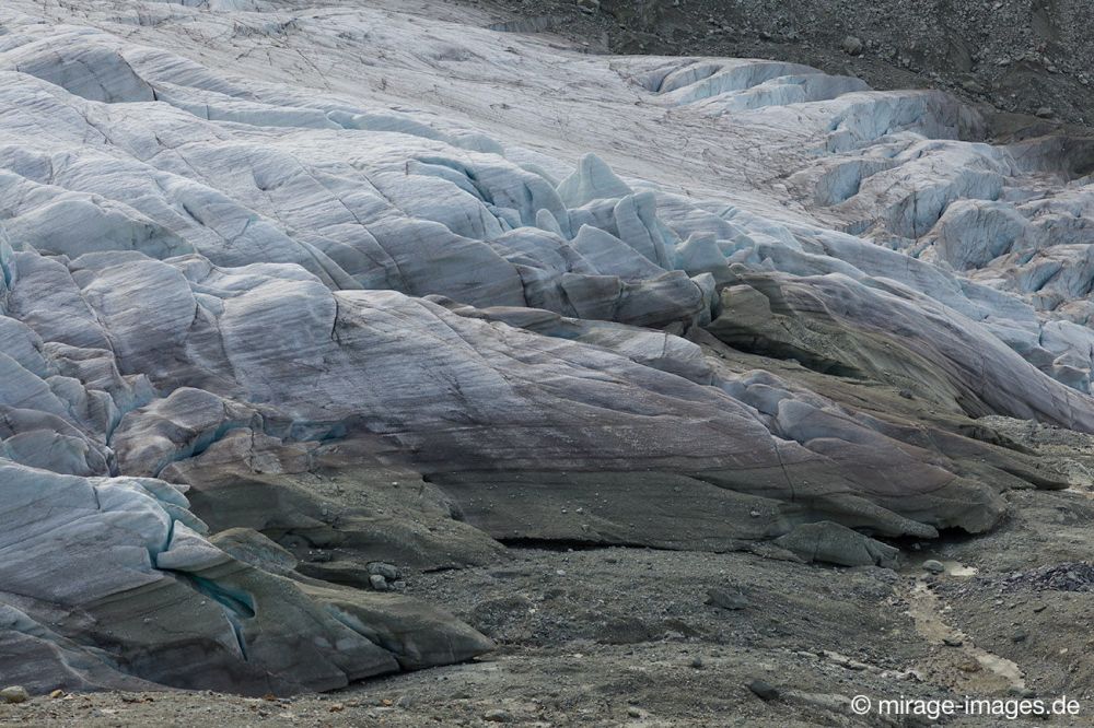 Glacier de Moiry
Schlüsselwörter: Gletscherschmelze Gletscher Eis schmelzen Stein Felsen karg einsam menschenleer Klima Klimawandel Wärme Temperatur bizarr rau Spuren Geröll abtauen Naturgewalt kraftvoll schleifen Schleifspuren Erosion grau Pastellfarben Frost erstarrt bewegungslos