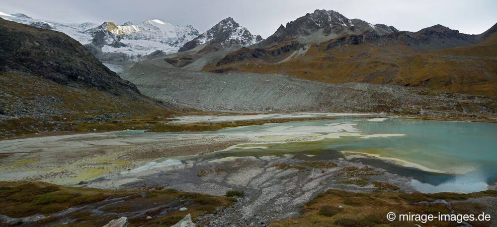 Sea of Remembrance
Lac de Moiry
Schlüsselwörter: abgelegen Einöde einsam empfindlich Erdfarben Erde Farbe Felsen Geröll geschützt gewaltig Gewässer Gipfel Gletschersee Inseln karg Landschaft lakes1 natürlich Naturschutz Ökosystem rau Sand Sedimente See surreal Teich Wasser Weite Panorama