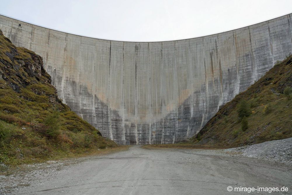 Staumauer
Barrage de Moiry
Schlüsselwörter: Trinkwasser Speicher Bauwerk Versorgung Energie Strom Stromerzeugung Schutz Ingenieurskunst Statik Stabilität Haltbarkeit Festigkeit monumental 
