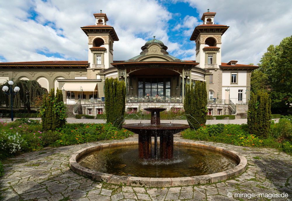 Casino de Montbenon
Lausanne
Schlüsselwörter: Brunnen Wasser Wasserspeier romantisch friedlich fließen plätschern beruhigend Meditation meditativ Gesicht klar rein sauber Cinémathèque suisse Kultur Lebensspender