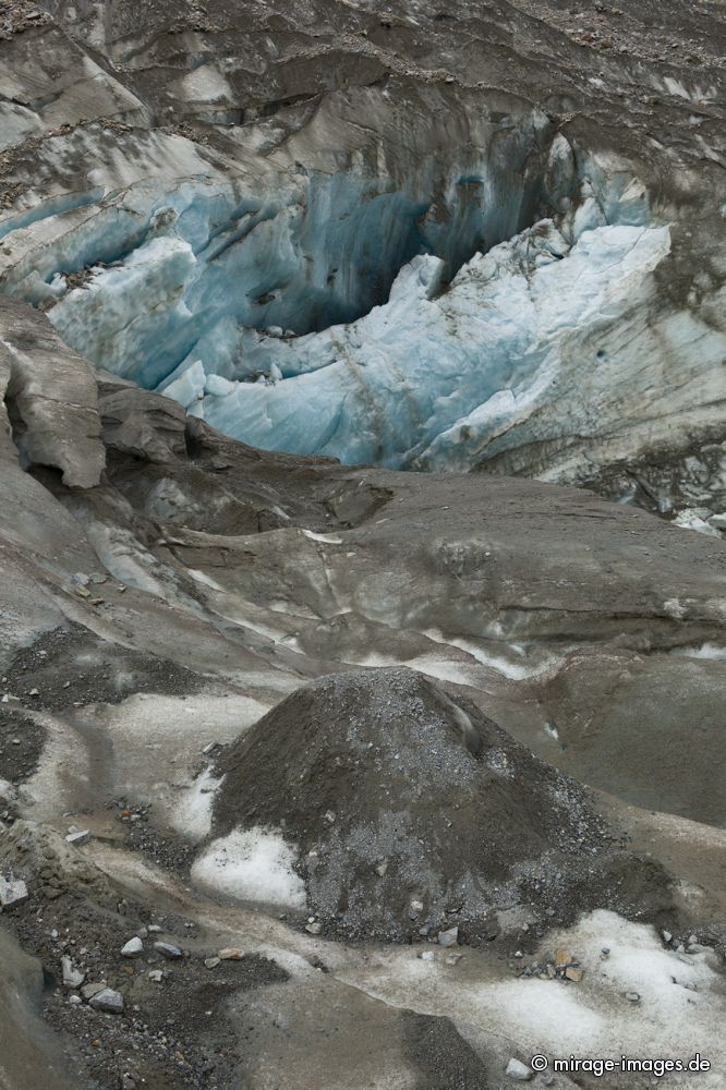 Morteratsch Glacier
Oberengadin
Schlüsselwörter: Gletscher Geröll Moräne Stein Hügel türkis blau Eis eisig kalt grau Maßstab Landschaft schroff Natur Einöde menschenleer schmelzen Gletscherschmelze Bruch Steine rau roh Chaos wild natürlich Erosion Naturgewalt urtümlich Gletscherspalte Portrait t