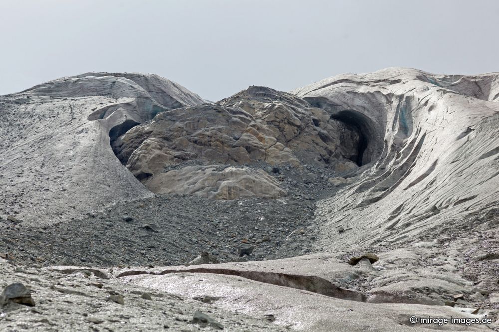 Morteratsch Glacier
Oberengadin
Schlüsselwörter: Gletscher Geröll Moräne Stein Hügel türkis blau Eis eisig kalt grau Maßstab Landschaft schroff Natur Einöde menschenleer schmelzen Gletscherschmelze Bruch Steine rau roh Chaos wild natürlich Erosion Naturgewalt urtümlich Gletscherspalte Portrait t