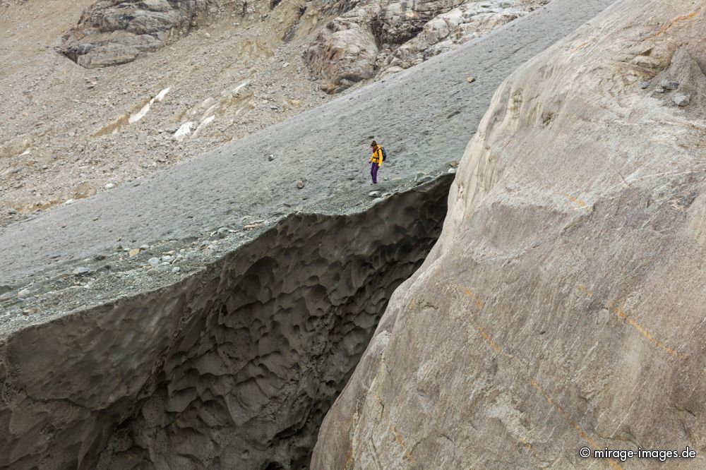 Morteratsch Glacier
Oberengadin
Schlüsselwörter: Gletscher Geröll Moräne Stein Hügel türkis blau Eis eisig kalt grau Maßstab Landschaft schroff Natur Einöde menschenleer schmelzen Gletscherschmelze Bruch Steine rau roh Chaos wild natürlich Erosion Naturgewalt urtümlich Gletscherspalte Portrait t