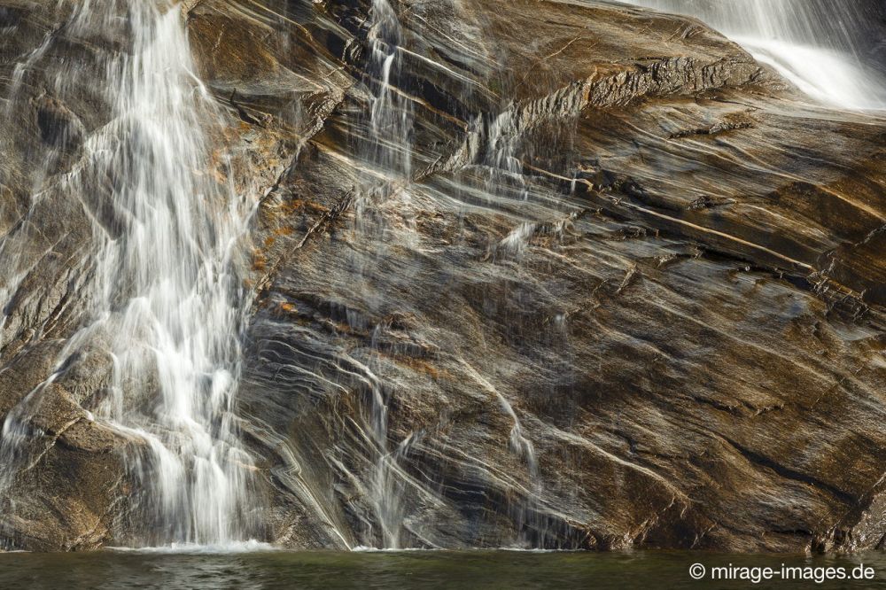 Wasserfall
Valle Maggia
Schlüsselwörter: Wildwasser Kulisse Flussbett Felsen Stein Struktur Wasser Frische klar sauber Süßwasser Schönheit Natur natürlich Landschaft Kraft meditativ fliessen kraftvoll Bewegung bewegen malerisch Tal draussen weich geschwungen Form Erosion Wirbel wild türkis 