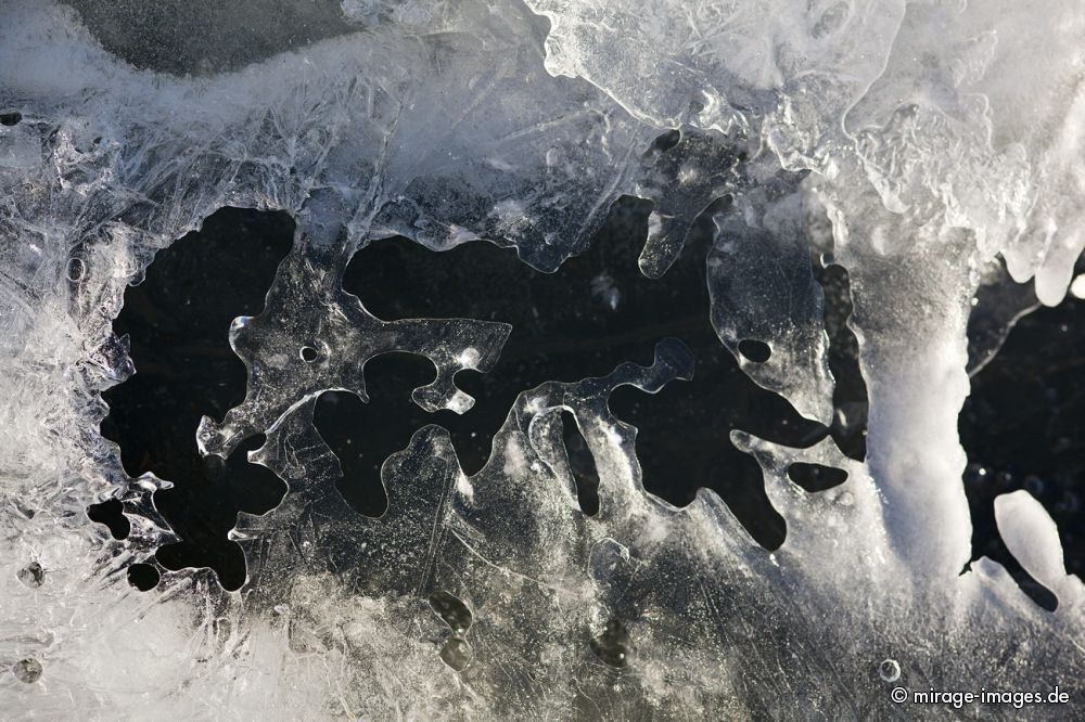 Art on Ice
Lötschental
Schlüsselwörter: Eis, Muster, Textur, Fantasie, Wasser, gefroren, kalt, Kälte, Winter,