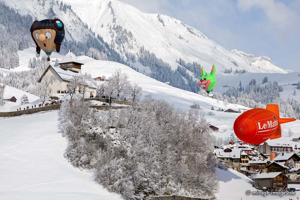 35. international Balloon Festival - "Zeppelin" of Jacques-Antoine Besnard avec le drigeable and the Hot air balloon of Vincent Demelenne (B)
Ch�teau-d��x
