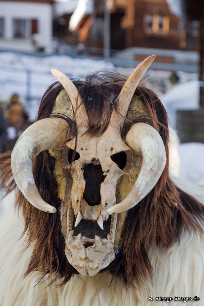 Skull
Ltschental
Schlüsselwörter: authentisch, Fasnacht, Maske, Larve, Arvenholz, Fratze, Dmon, lebendig, dmonisch, Brauch, Brauchtum, Tradition, traditionell, Umzug, Kostüm, Verkleidung, Fell, Glocke, Kuhglocke, furchterregend, schrecklich, Schrecken, Angst, Furcht, Schnee, urtümli