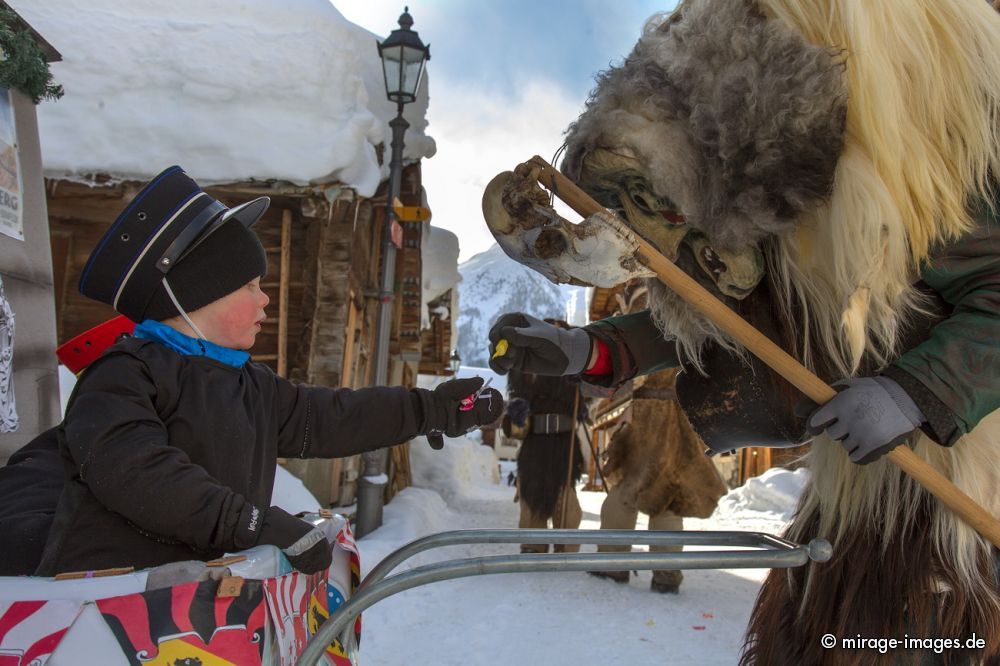The child and the Monster
Ltschental
Schlüsselwörter: Kind, Karneval, Anarchie, anarchisch, Umzug, Schdel, Hrner, Kostm, Trimhndschen, Handschuhe, alt, wild, wst, furchterregend, Fell, Alptraum, authentisch, Fasnacht, Maske, Larve, Tradition, Fratze, Dämon, lebendig, dämonisch, Brauch, Brauchtu