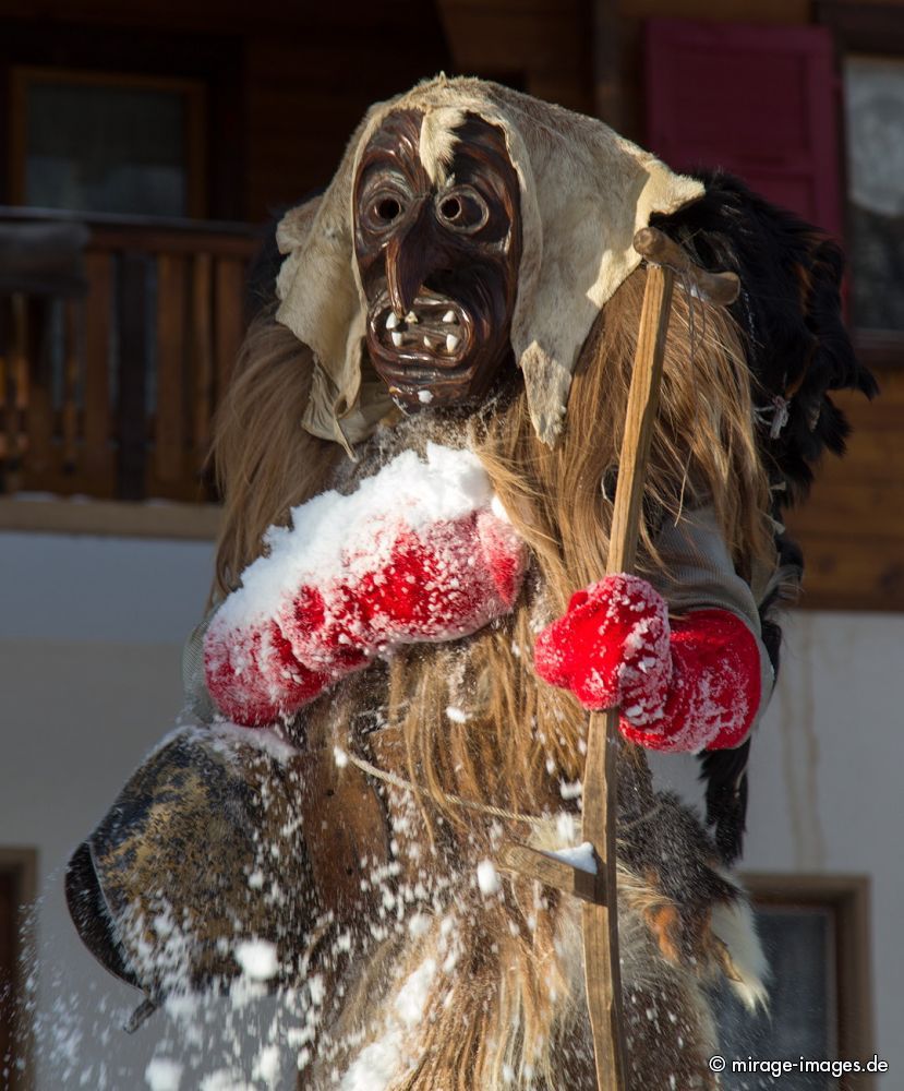 Sorci�re
L�tschental
Schlüsselwörter: authentisch, Fasnacht, Maske, Fratze, D�mon, lebendig, d�monisch, Brauch, Brauchtum, Tradition, traditionell,Z�hne, Stab, Berge, Fell, Glocke, Kuhglocke, furchterregend, schrecklich, Schrecken, Angst, Furcht, Schnee, Mythos, alt, wild, wüst, ungehobel