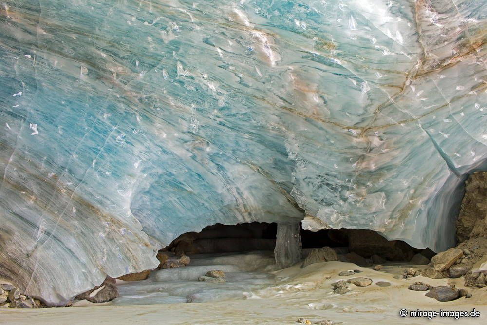 Inside the Glacier Gate
Lötschental
Schlüsselwörter: Endmoränenlandschaft Gletscher Höhle Eishöhle blau türkis weiss abstrakt Form Textur Struktur Gemälde Klimawandel CO2 Temperatur Relief Metamorphose Kristall Kristalle kristallin Süsswasser vereist eisig Eis gefroren Winter Frost Kälte kalt frieren