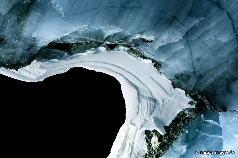 Cave Wave
Lötschental
Schlüsselwörter: Gletscher, Höhle, Eishöhle, tief blau, weiss, Klimawandel, CO2, Temperatur, Relief, Metamorphose, Kristall, Kristalle, kristallin, malerisch, vereist, eisig, Eis, gefroren, Winter, Frost, Kälte, kalt, frieren, Wildnis, wild, Zauber, rauh, naturschutz,