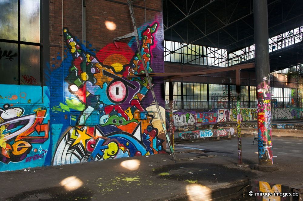 Dortmund
Schlüsselwörter: Fantasie, bunt, schrill, Kunst, farbig, wild, comic, Bilder, Zeichen, Schriften, Wand, öffentlicher Raum, anonym, illegal, Grauzone, Sprühdosen, Farbe, Sprayer, sprühen, Vandalismus, Strassenkunst, Kultur, Gegenkultur, Kreativität, kreativ, urban,