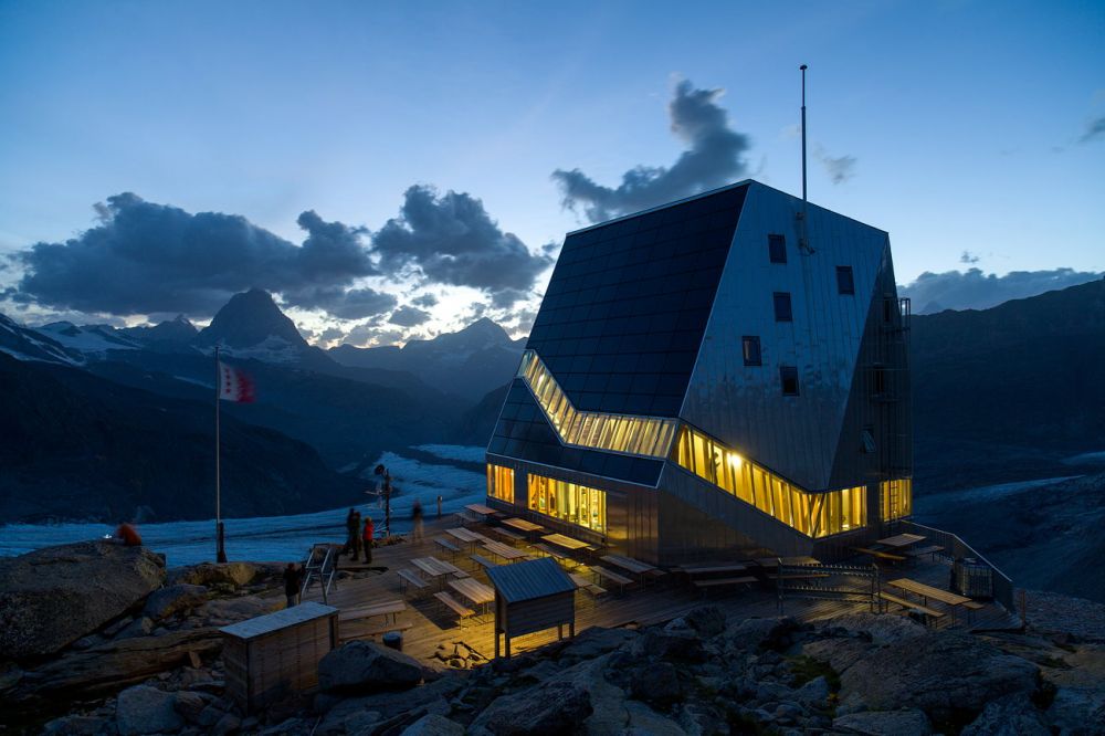 Cabane du Mont Rose
Zermatt
Schlüsselwörter: Juwel, ökologisch, effizient, Projekt, EPFL, Gletscher, majestätisch, Unterkunft, Hütte, Schutz, Matterhorn, exklusiv, fantastisch, Felsen, hochalpin, Natur, natürlich, urtümlich, kantig, sauber, romantisch, lebendig, unwegsam, Stille, brüchig, sens
