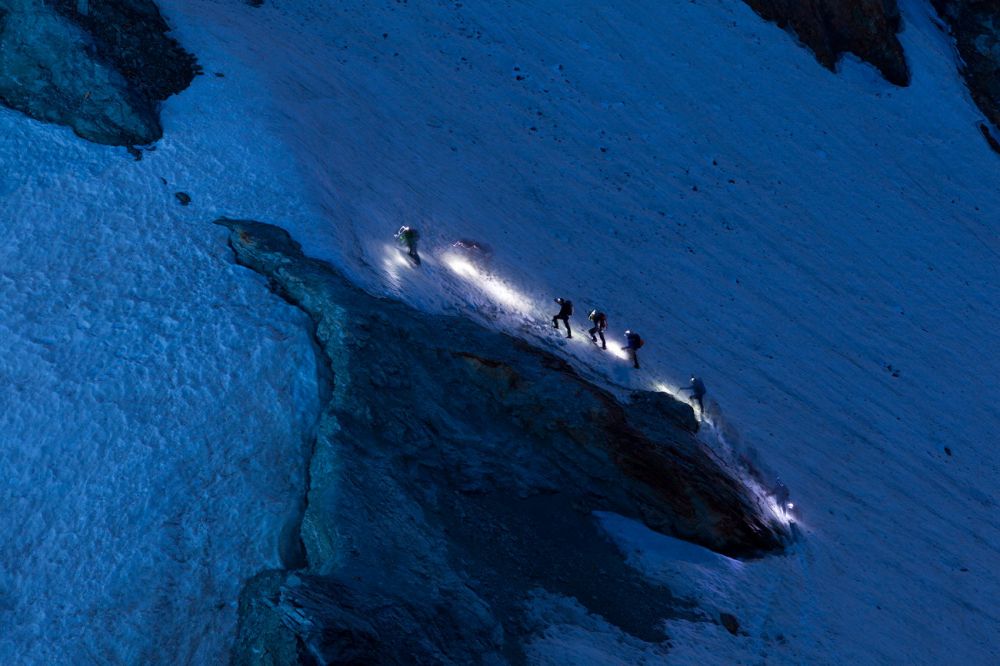 Glacier Crossing
Cabane Bertol 
Schlüsselwörter: Nacht, Lampen, Kälte, kalt, Seilschaft, Gruppe, Bergsteiger, Gletscher, Überquerung, blau, früh, Berge, Felsen, Freiheit, Herausforderung, Abenteuer, Schnee, Eis, Stirnlampen, Dunkelheit, dunkel, 