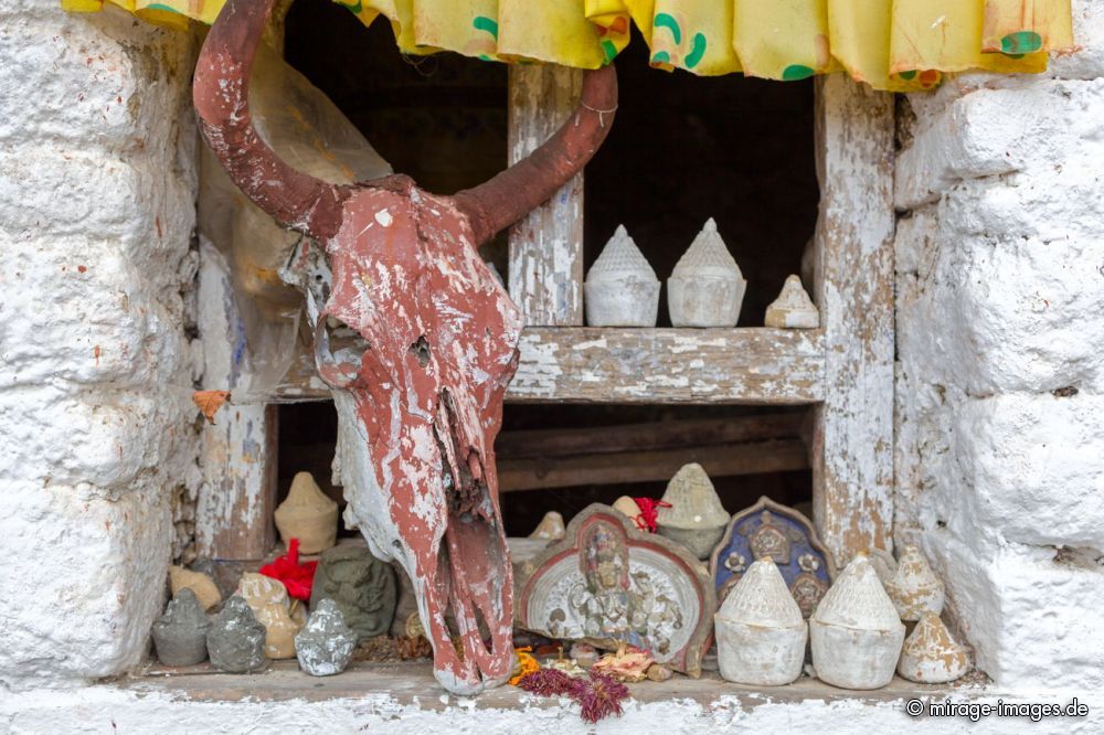 Animistic Shrine
Tawang
Schlüsselwörter: Altar Schädel animistisch buddhistisch Animismus wild tibetisch buddhistisch ursprünglich karg Symbol Glaube glauben alt Überlieferung Kraft Macht Tiefe Religion spirituell Seele Natur Schamanismus rituell Geister Dämonen mystisch Mystik jenseits