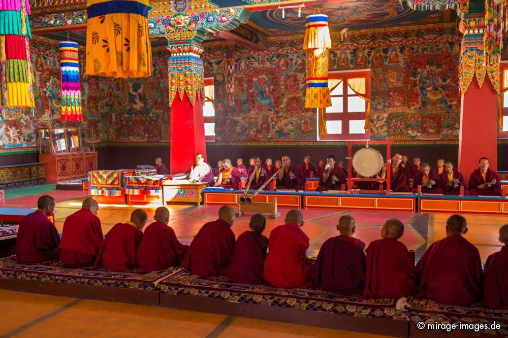 Tibetan Ceremony
Khinmey Nyingma Monastery Tawang
Schlüsselwörter: Buddhismus tibetisch Sakyamuni Gompa heilig Heiligtum Schönheit Mahayana erhaben Sprechgesang innen buddhistisch Zeremonie farbig schön erhaben Ritual Verehrung göttlich Praxis Leere Illusion Klang vibrieren Intensität intensiv Tiefe Gesang kraftvoll