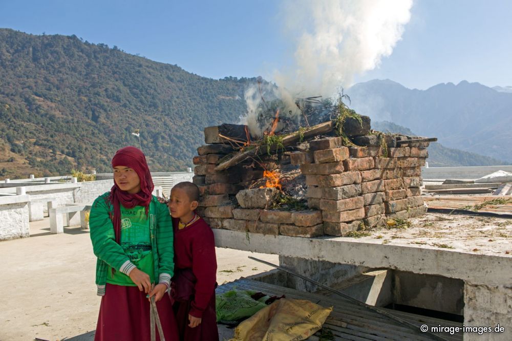 Burning Juniper as Incense
Khinmey Nyingma Monastery Tawang
Schlüsselwörter: Buddhismus Glauben Religion Kloster tibetisch Lama Himmel Sakyamuni Gompa heilig Heiligtum Schönheit Natur Mahayana Architektur blau erhaben majestätisch romantisch geweiht buddhistisch Zufluchtsort Rauch