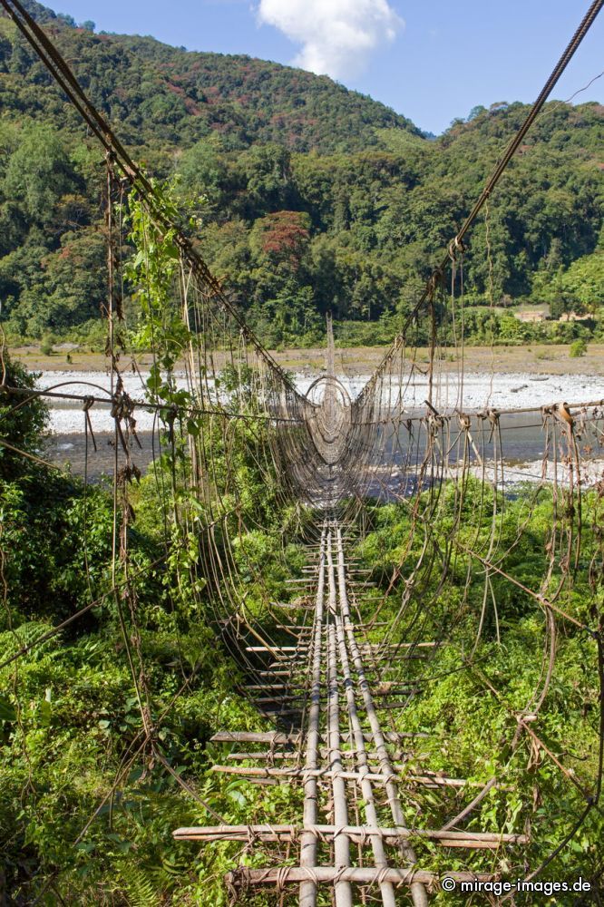 Suspension Bridge over the Siang River
Damro Upper Siang
Schlüsselwörter: Fluss Flussbett Überquerung Verbindung Brücke einfach kunstvoll Drahtseile Hängebrücke lang gewagt Abenteuer abenteuerlich mutig Sonne Wald Dschungel Urwald Angst Mut zittern schaukeln labil unsicher Bauwerk Seil Architektur Statik elegant schwebend