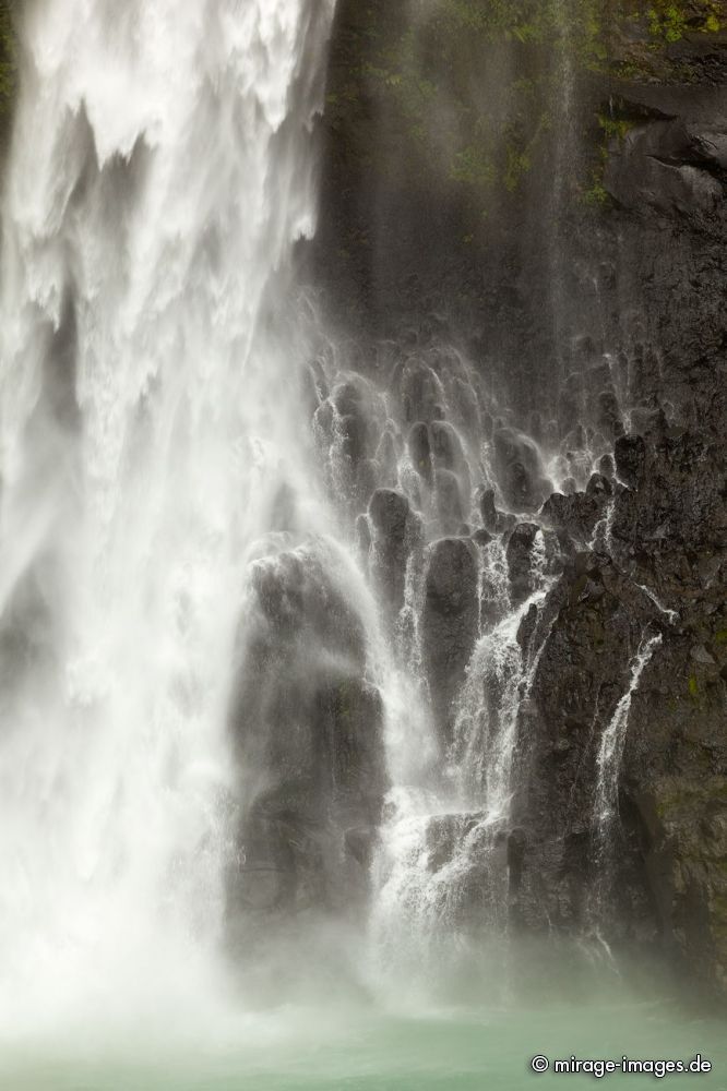 Victoria Falls
Schlüsselwörter: Wasserfall, üppig, Vegetation, dicht, Wasser, Regenwald, Dschungel, ökologisch, fliessen, fruchtbar, gesund, feucht, nass, idyllisch, Leben, Harmonie, weich, wuchern, Dickicht, Abenteuer, Zauber, Magie, malerisch, natürlich, Schönheit, frisch, empfind
