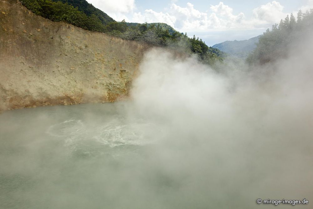 Boiling Lake
Morne Trois Pitons National Park
Schlüsselwörter: heiß, kochend, Wasser, malerisch, Tal, Regenwald, Landschaft, abgelegen, überwältigend, atemberaubend, Dampf, dampfen, feucht, Weg, Geologie, dramatisch, trekking, Tagesausflug, draussen, Schönheit, Geysir, unwirklich, gefährlich, Schwefel