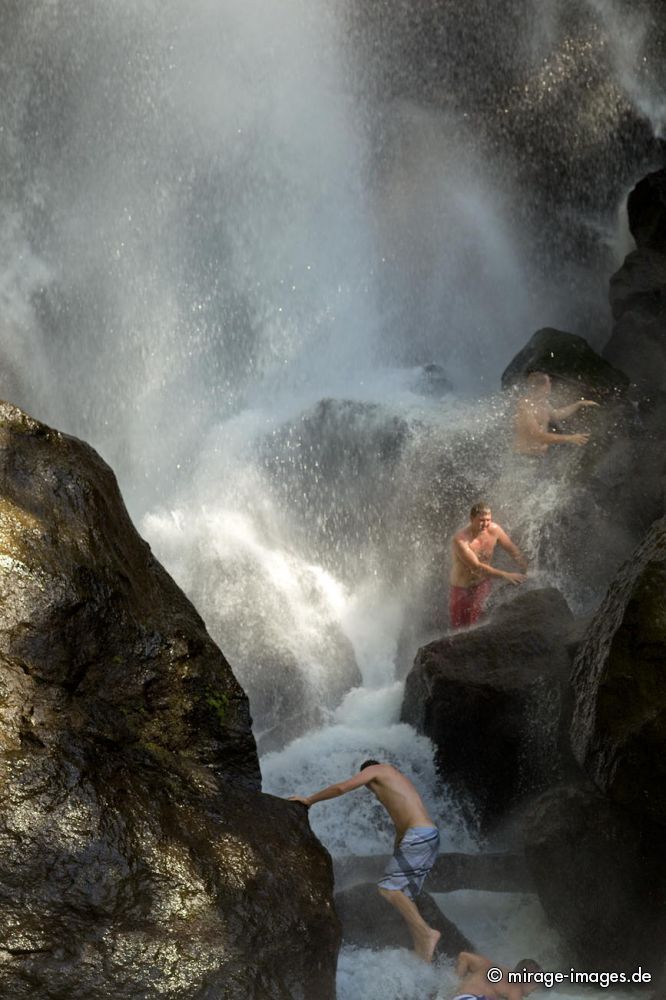 Courageous
Trafalgar Falls
Schlüsselwörter: Wasserfall, üppig, Vegetation, dicht, Wasser, Regenwald, Dschungel, ökologisch, fliessen, fruchtbar, gesund, feucht, nass, idyllisch, Leben, Harmonie, weich, wuchern, Dickicht, Abenteuer, Zauber, Magie, malerisch, natürlich, Schönheit, frisch, empfind