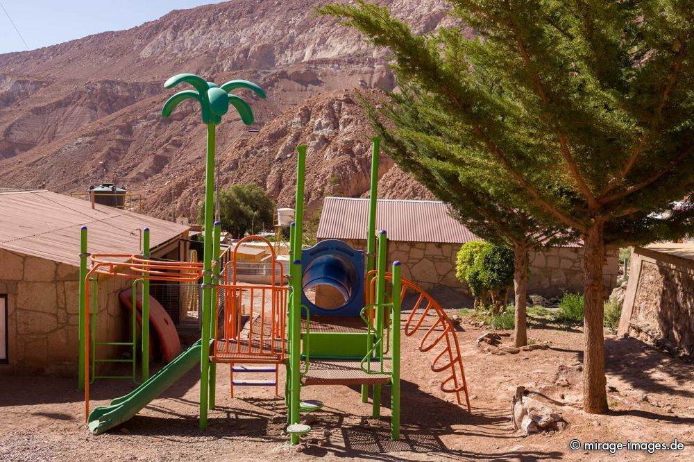 Playground
RioGrande
Schlüsselwörter: Kinder Spielplatz spielen leer bizarr einsam steril Plastik bunt entlegen abseits Design Palme klettern toben Wüste