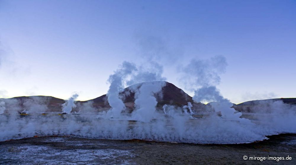Valley of Geysers
Geysers del Tatio
Schlüsselwörter: Fumarole Blasen malerisch Ökosystem extrem Umwelt zerbrechlich fragil Geysir Hitze heiss Wasser Hochebene Nebel Dampf morgens Naturschutzgebiet Rauch Schwefel entlegen bizarr Sonnenaufgang Wind wild geschützt Landschaft sprudelnd Geologie karg Schönhei