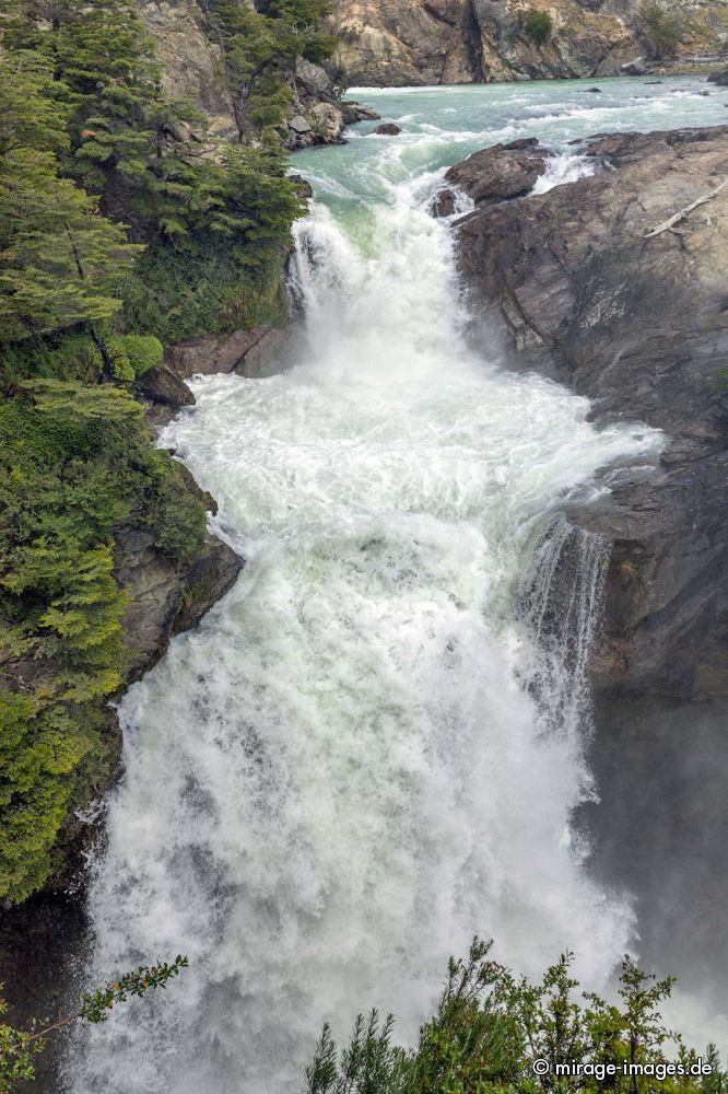 Schlüsselwörter: Welle Fluss Wasser Wasserfall Kaskade Schönheit wild weich Natur natürlich sauber romantisch ursprünglich türkis Harmonie kalt türkis kalt entspannend sensibel kraftvoll Umwelt Umweltverschmutzung fliessen Ruhe Meditation Entspannung frisch malerisch