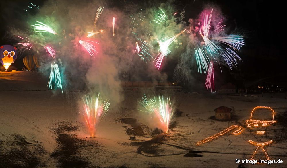 Nightglow at the 40th International Hot Air Balloon Festival, dedicated to Charly Chaplin
Ch�teau-d��x
