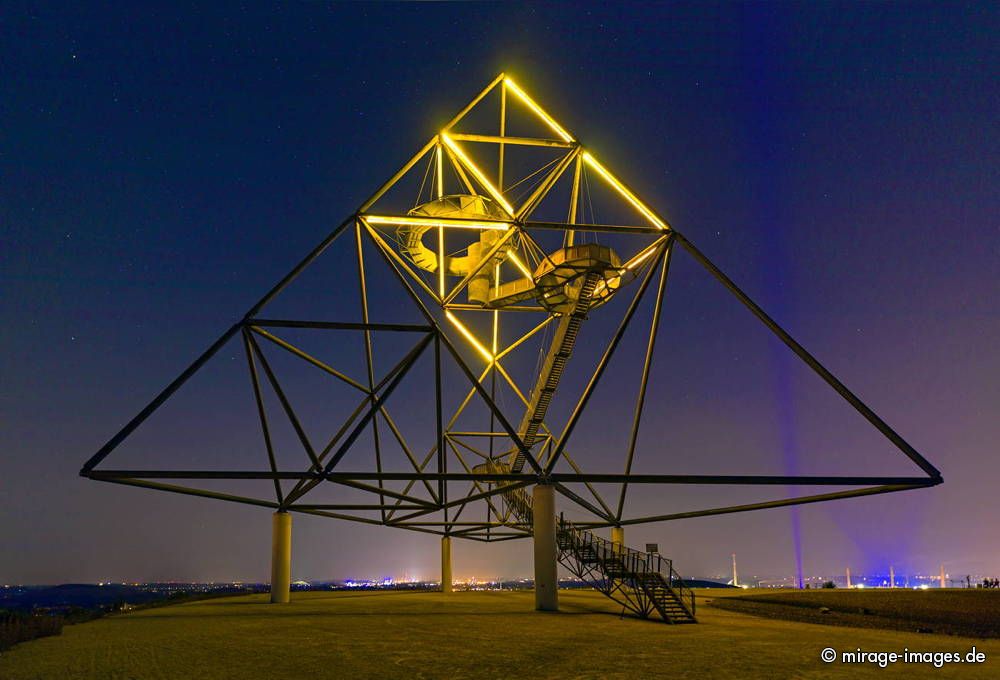 Tetraeder nachts - Halde Beckstrasse
Bottrop
Schlüsselwörter: nachts nacht beleuchtet idyllisch Zauber Lichtkunst Kunst Stahlkonstruktion Szenerie Kunstlicht Licht Kulisse Design Dreieck Ausblick Treppen luftig H�he Pyramide schweben Aussichtsplattform Halde Abraumhalde blau zeitgenössisch Wahrzeichen