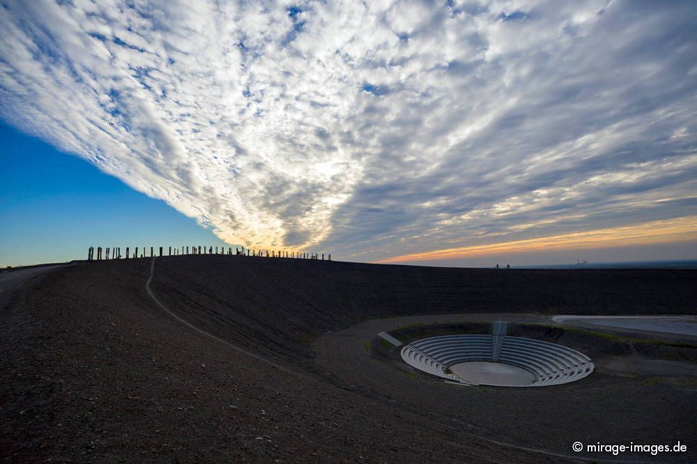 Berg Arena & Amphitheater - Halde Prosper Haniel 
Oberhausen
Schlüsselwörter: Landmarke Veranstaltungsort Errinnerung Dämmerung dramatisch Openair