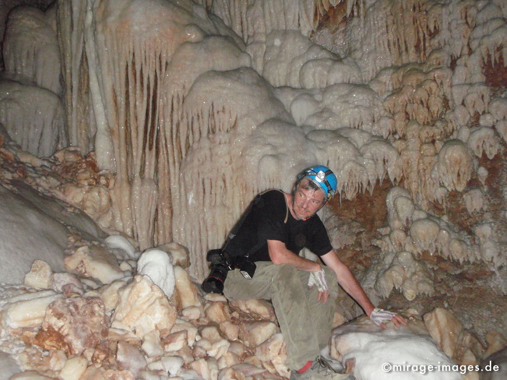 Me inside the Cave
Khaf Thary ©Ray
Schlüsselwörter: Höhle, Abenteuer, forschen, entdecken, unbekannt, abgelegen, dunkel, Stille, Felsen, unwirtlich, Gebirge, Berge, Canyon, Schlucht, klettern, Stalagmiten, Stalaktiten, Natur, surreal, Geologie, 