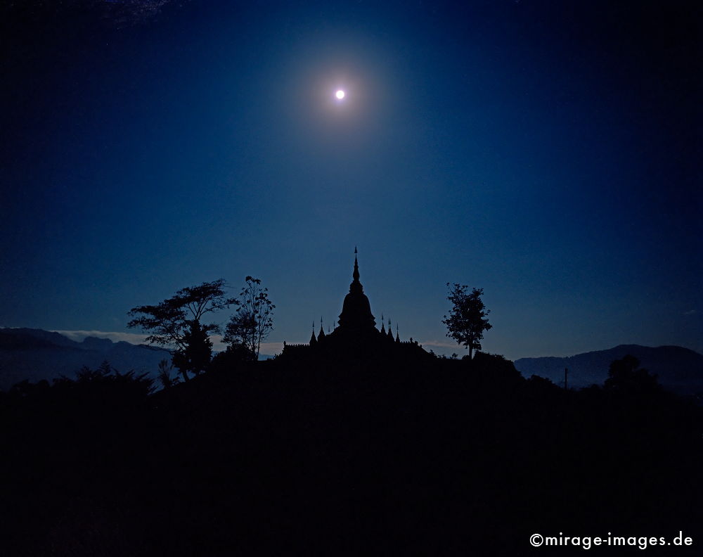 Puh That nachts mit Vollmond
Oudomxay
Schlüsselwörter: Stein, heilig, Buddhismus, Religion, Spiritualität, Mond, Tempel, Stupa, Nacht, blau, Tourismus, Reise, Frieden, friedlich, heilig, Fernreise, Entspannung, entspannen,