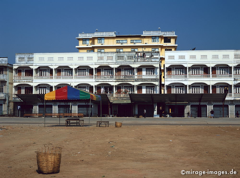 Lime rock 
Khammouane
Schlüsselwörter: Stein, Dschungel, archaisch, Berg, zerklüftet, rauh, Schutz, Natur, Landschaft, Licht, unberührt, natürlich,