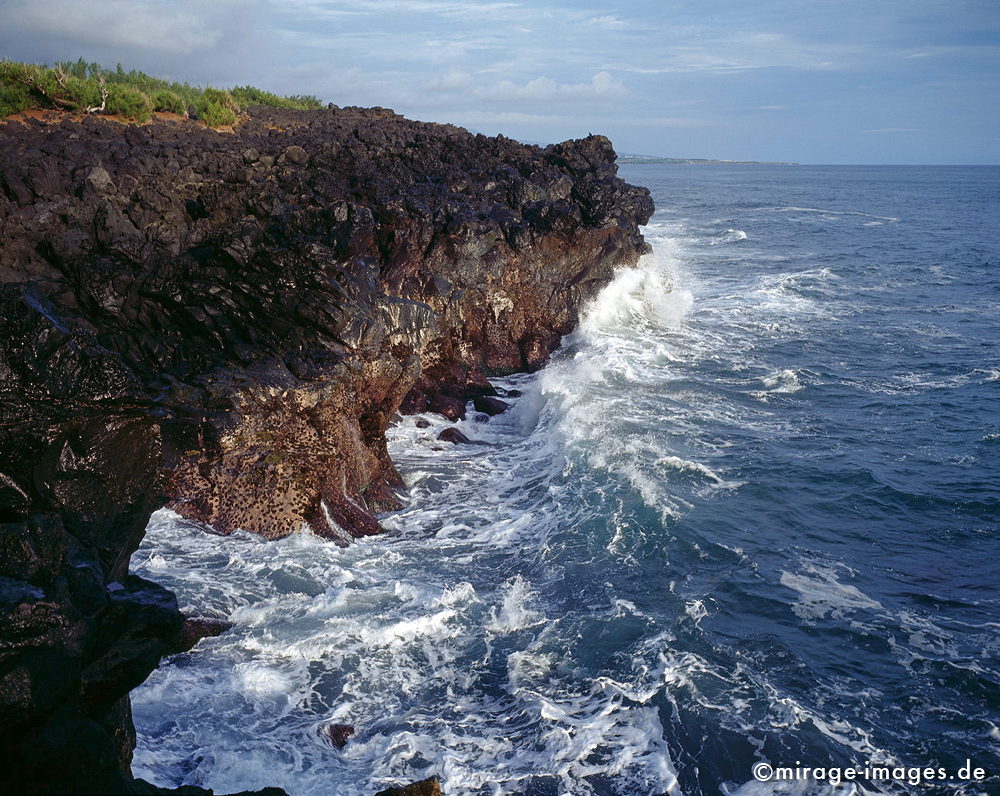 Lava coast
West coast
Schlüsselwörter: Klippen, Basalt, Wellen, Küste, Steilküste, schäumen, Wasser, Lava, Felsen, kraftvoll, Brandung, Gischt, Meer, ungezähmt, rau, pittoresk, idyllisch, malerisch, Schönheit, frisch, Kraft, Elemente, 
